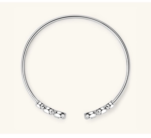 Dettaglio del bracciale aperto in argento 925 con pietre di Moissanite e finitura lucida