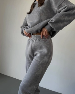 Détail de la texture marbrée grise sur le sweat à capuche oversize et le jogging assorti