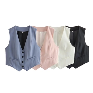 Détails à plat des gilets courts pour femmes en bleu, rose, blanc et noir élégants