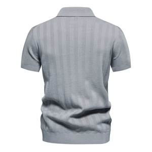 Detailansicht der grauen vertikalen Strickstruktur und Rippbündchen an diesem Polo-Shirt