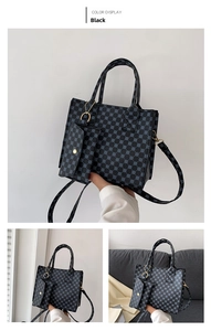 Détail du sac cabas noir avec motif géométrique bleu et mini pochette suspendue