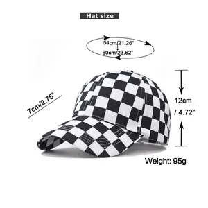Guía de tallas para gorra de béisbol de damero con medidas de contorno y visera