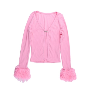 Gilet rose en maille côtelée avec col en V profond et poignets en plumes douces