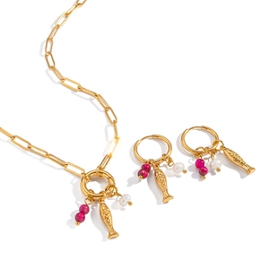 Goldenes Schmuckset mit Fisch-Anhängern, Süßwasserperlen und roten Perlen für den Strand
