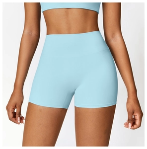 Dettaglio dei pantaloncini da yoga azzurri a vita alta con tessuto a compressione senza cuciture
