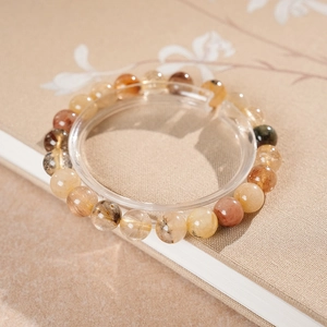 Détail macro d'un bracelet en quartz rutilé multicolore avec texture cristalline naturelle