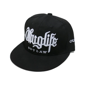 Nahaufnahme der weißen 3D-Stickerei mit Thuglife und OUTLAW Text auf schwarzer Hip-Hop-Kappe