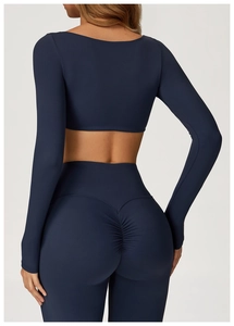 Détail de l'ensemble de yoga bleu marine avec legging effet push-up et haut court sexy