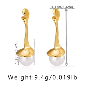 Dettaglio di lunghi orecchini a perla dorati con dimensioni 4,3cm e perla da 1,2cm