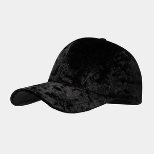 Gros plan d'une casquette en velours noir montrant la texture riche du tissu premium
