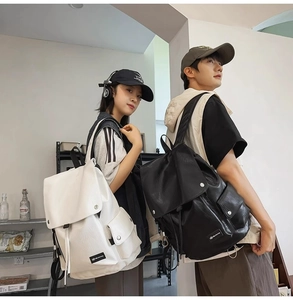 Zaini alla moda in pelle PU neri e bianchi indossati da modelli per viaggi all'aperto