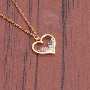 Collier doré avec pendentif cœur orné de zircons multicolores et design ajouré