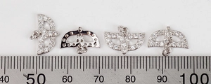 Mikro-pavé Maskenanhänger aus Silber mit Zirkoniasteinen neben einem Maßstab dargestellt