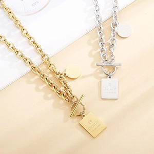 Collane a catena grossa color oro e argento con ciondoli rettangolari incisi Grace