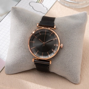 Reloj de cuarzo elegante para mujer con esfera negra facetada y correa magnética