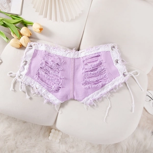Detalle de pantalones cortos vaqueros lilas con cordones laterales y bordes rasgados