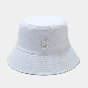Vue détaillée du chapeau bob en coton blanc avec broderie 3D de la lettre C