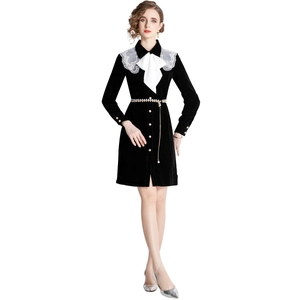 Elegantes schwarzes Samtkleid mit weißem Spitzenkragen und Schleife für den Herbst