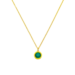 Gros plan d'un collier en chaîne dorée avec pendentif rond en pierre œil de chat verte