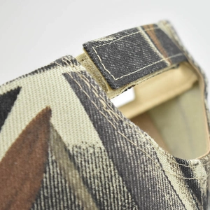 Détail de la fermeture velcro réglable sur casquette camouflage avec coutures soignées