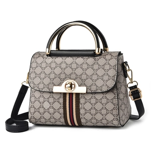 Sac à main vintage beige avec bandes rouge-bleu-blanc et fermoir à boucle dorée élégant