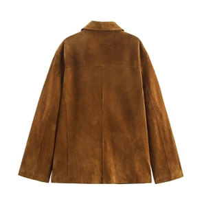 Vue arrière détaillée d'une veste en daim marron avec un col à revers minimaliste