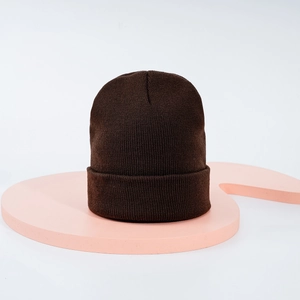 Vue détaillée de la texture côtelée marron foncé et du tissu en maille de ce bonnet d'hiver