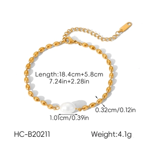 Dettaglio del bracciale con perle in acciaio placcato oro 18k con misure e chiusura