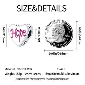Dettaglio charm a cuore in argento S925 con scritta Hope rosa e scala di dimensioni reali