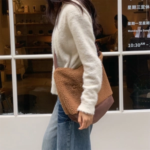 Détail du sac cabas en peluche marron avec texture agneau et surpiqûres contrastées