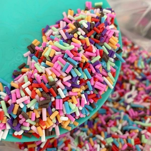 Macro de vermicelles cylindriques colorés en pâte polymère sur une cuillère verte