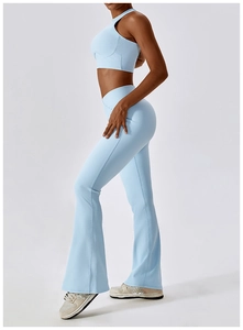 Détail de l'ensemble de yoga bleu ciel en maille côtelée avec legging évasé et brassière