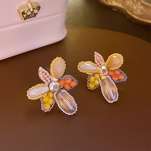 Boucles d'oreilles fleuries avec perles faites main et strass sur fond en cuir brun