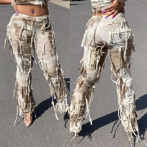 Viste frontale e posteriore dei pantaloni svasati beige con frange e motivo marmorizzato
