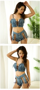 Tweeledige set van gewassen blauwe denim met haltertop en sexy korte broek met hoge taille