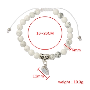 Verstellbares Naturstein-Perlenarmband mit Herz-Magnetanhänger und weißen Perlen