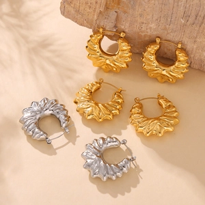 Chic geometric wavy hollow hoop earrings in gold and silver stainless steel finish