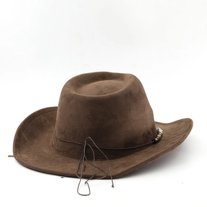 Détail d'un chapeau de cowboy en daim marron foncé avec ruban perlé et large bord plat