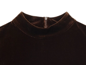 Détail de l'encolure en velours marron foncé avec fermeture éclair invisible au col