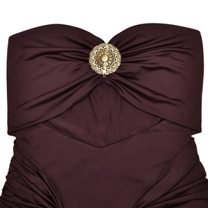 Détail d'une robe bustier violette avec anneau en métal doré et texture plissée chic