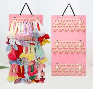 Organisateur mural en feutre rose avec crochets cœur pour bandeaux et accessoires