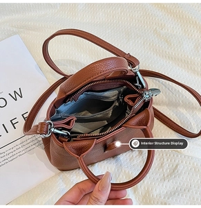 Vue de la structure interne du sac en cuir marron avec compartiment zippé et bandoulière