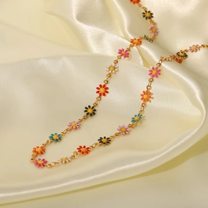 Detalle de la cadena bañada en oro de 18K con colgantes de margaritas de esmalte de colores