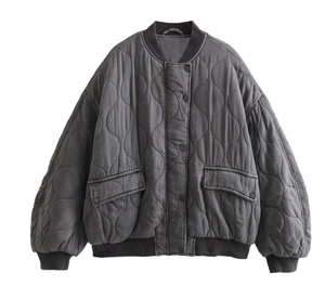 Détail du motif matelassé à vagues et poignets côtelés sur veste aviateur gris foncé