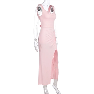 Détail de robe rose sans manches avec col bénitier, fronces et fente latérale