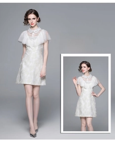 Gros plan détaillé sur le tissu en dentelle jacquard blanche d'une robe de style français