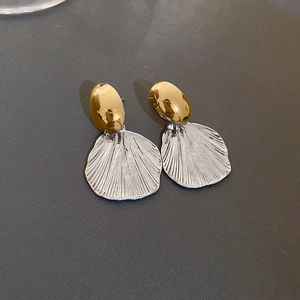 Vue détaillée des boucles d'oreilles ovales bicolores or et argent en forme d'éventail en métal