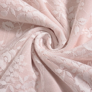 Detalle macro de tela de encaje floral rosa y blanco con textura de malla fina
