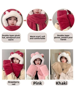 Detailansicht des Plüsch-Wintersets mit Erdbeer-Dekor und süßen Bärenohren für Damen