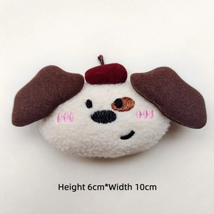 Plüsch-Hund-Accessoire mit roter Baskenmütze aus Lammwolle, Größe H6cm x B10cm